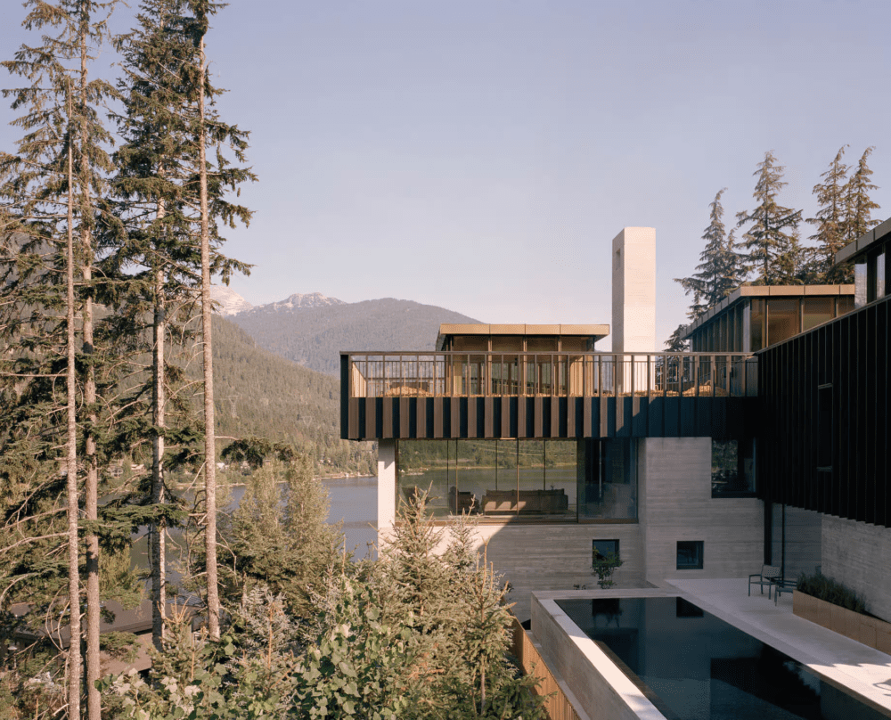 Casa de lujo en la roca fuera del lago