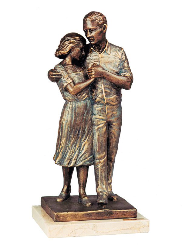 estatuilla de pareja amorosa