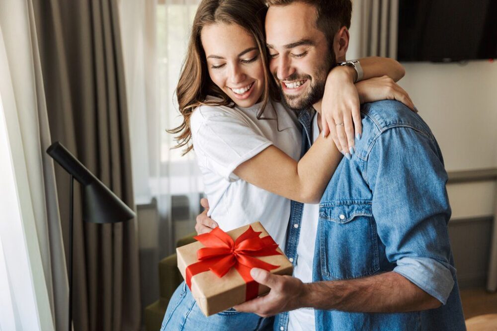 Hermosa joven pareja enamorada en casa