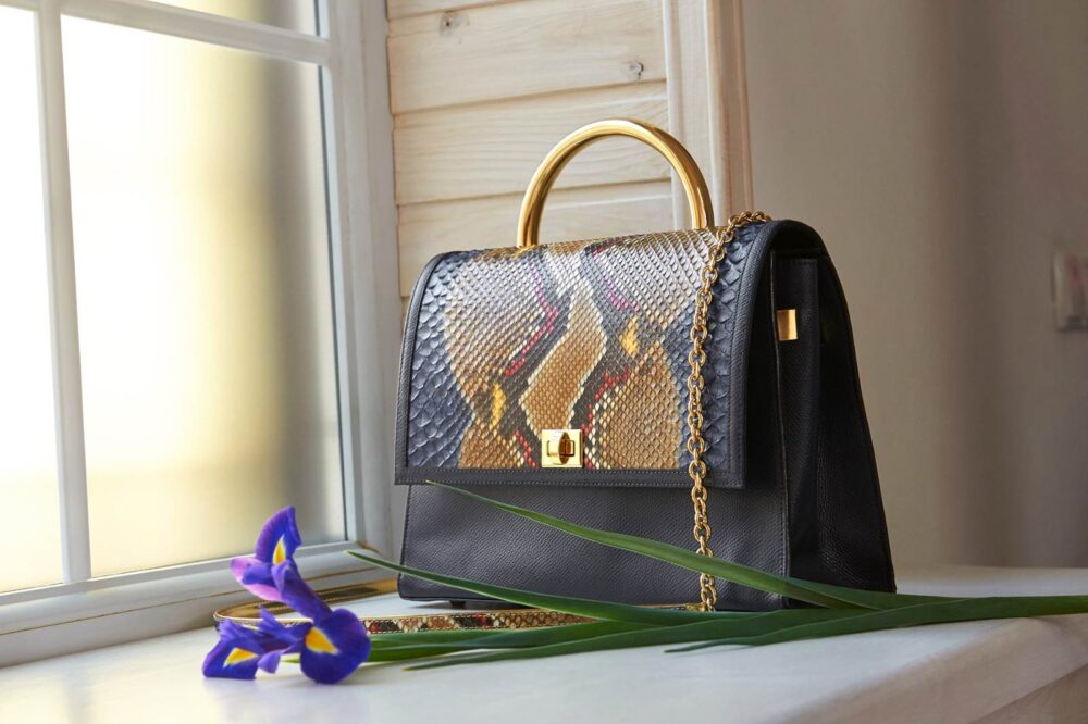 Bolso de mujer elegante y a la moda junto a la ventana