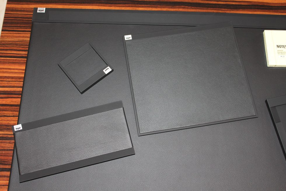 accesorios de escritorio funcionales en negro