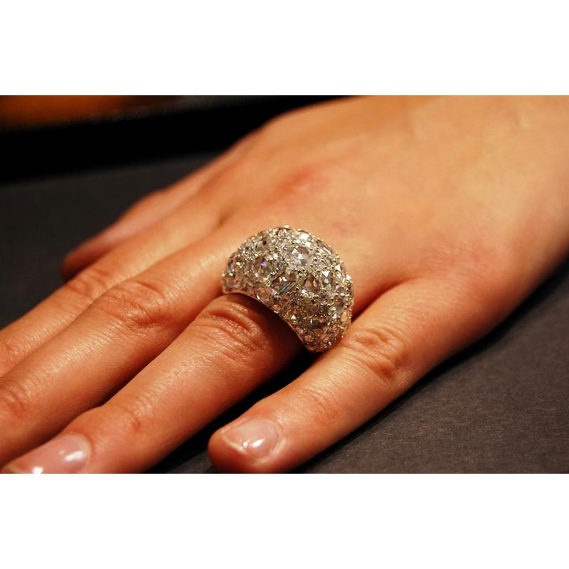 Anillo excepcional de oro blanco engastado con diamantes