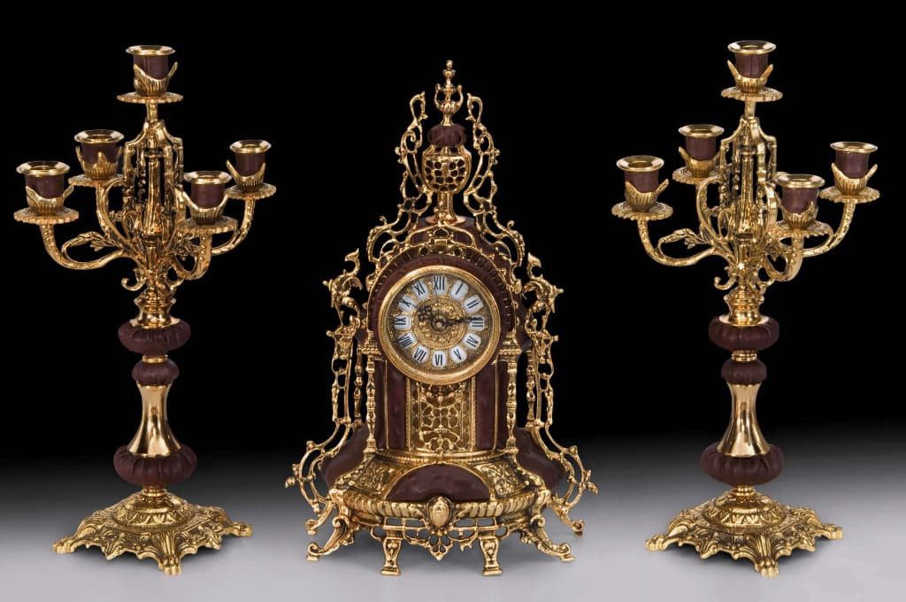 Artículos de bronce: reloj y candelabros