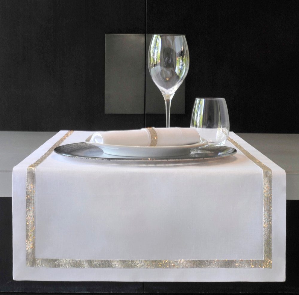 vajilla navideña con un hermoso mantel