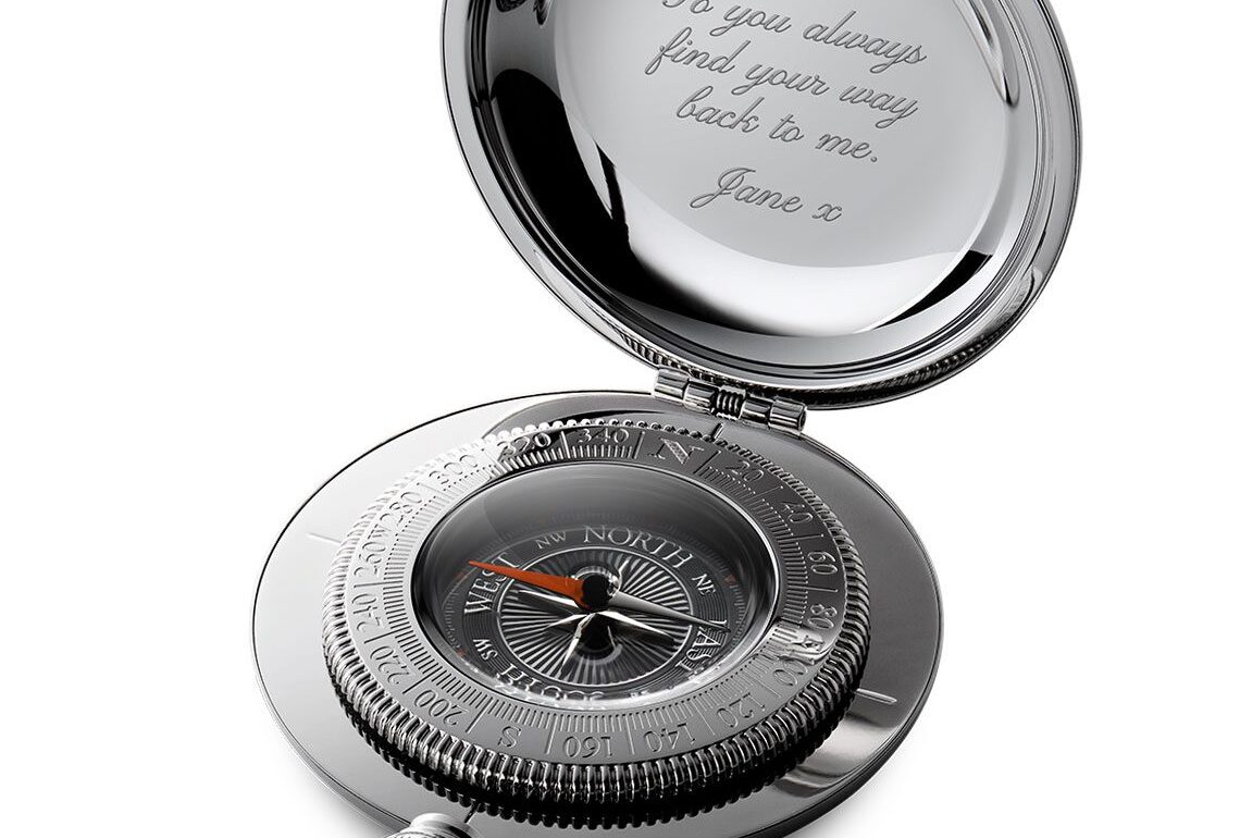 ¿Cómo es una brújula con grabado?