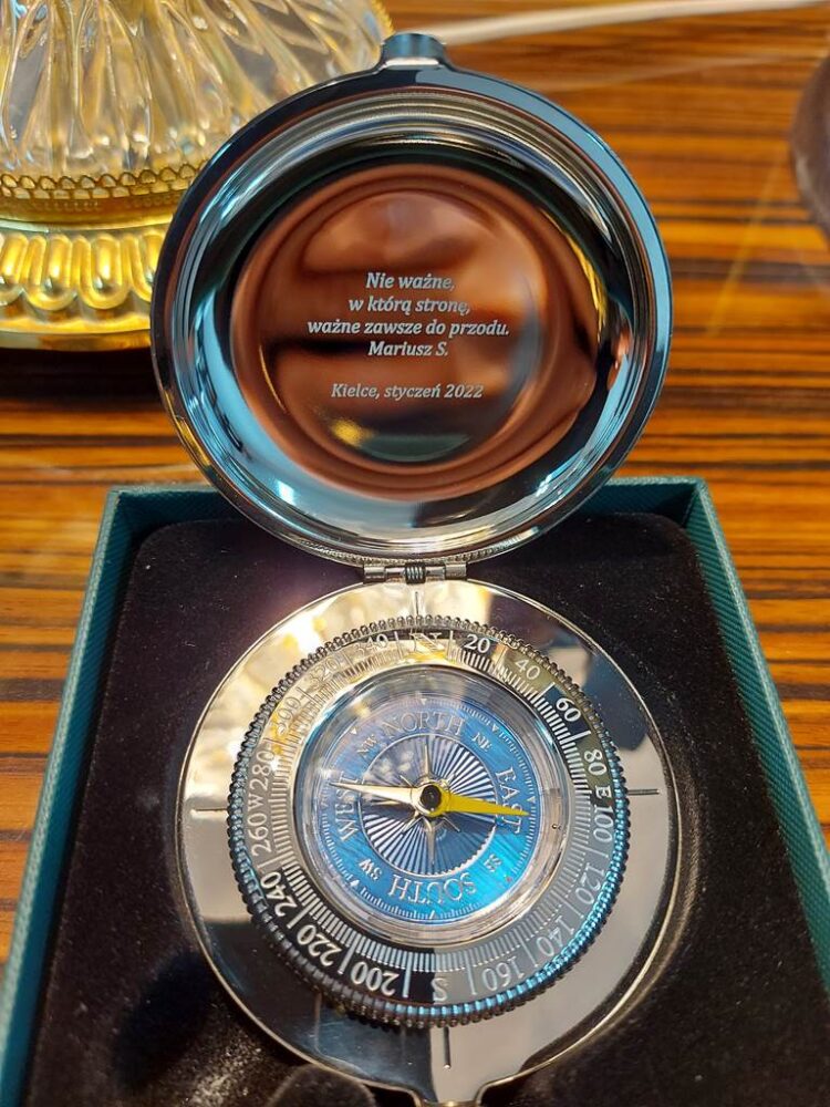 brújula para regalo con grabado scaled