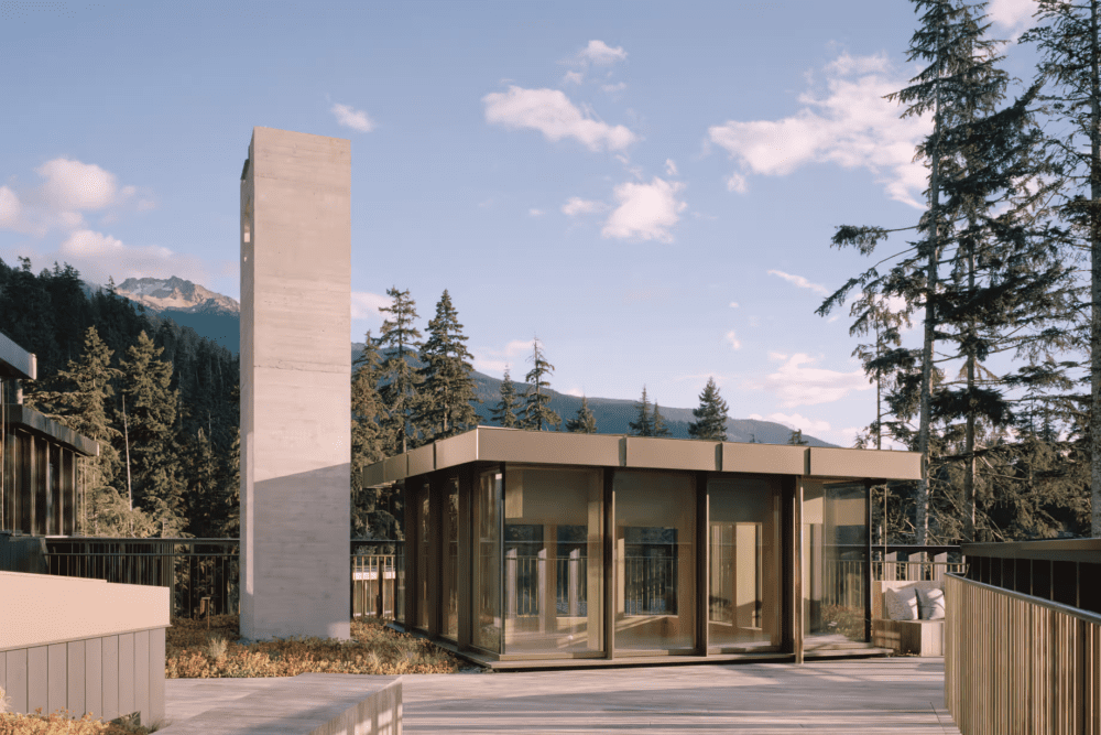 Casa de lujo acristalada sobre la roca