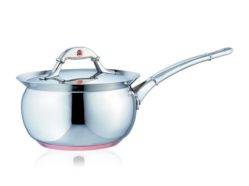 cocinar en una olla de acero o cobre