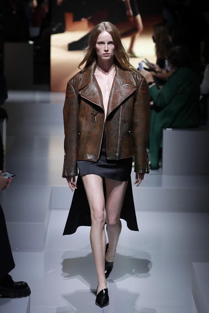 Cómo Estilizar una Chaqueta de Cuero