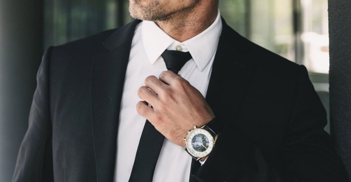 Cómo Combinar una Corbata con un Traje