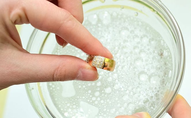 cuida tu anillo con diamante