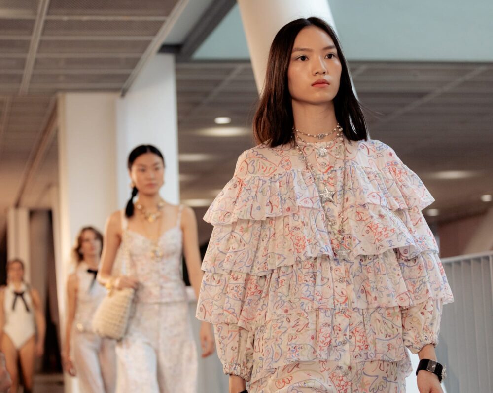 Cómo fue el desfile de Chanel en Hong Kong