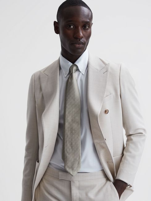 Corbata elegante combinada con un traje de lujo