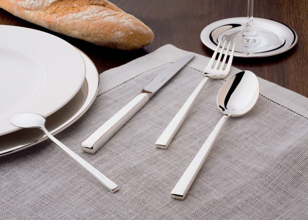 Cucharita de plata en la mesa