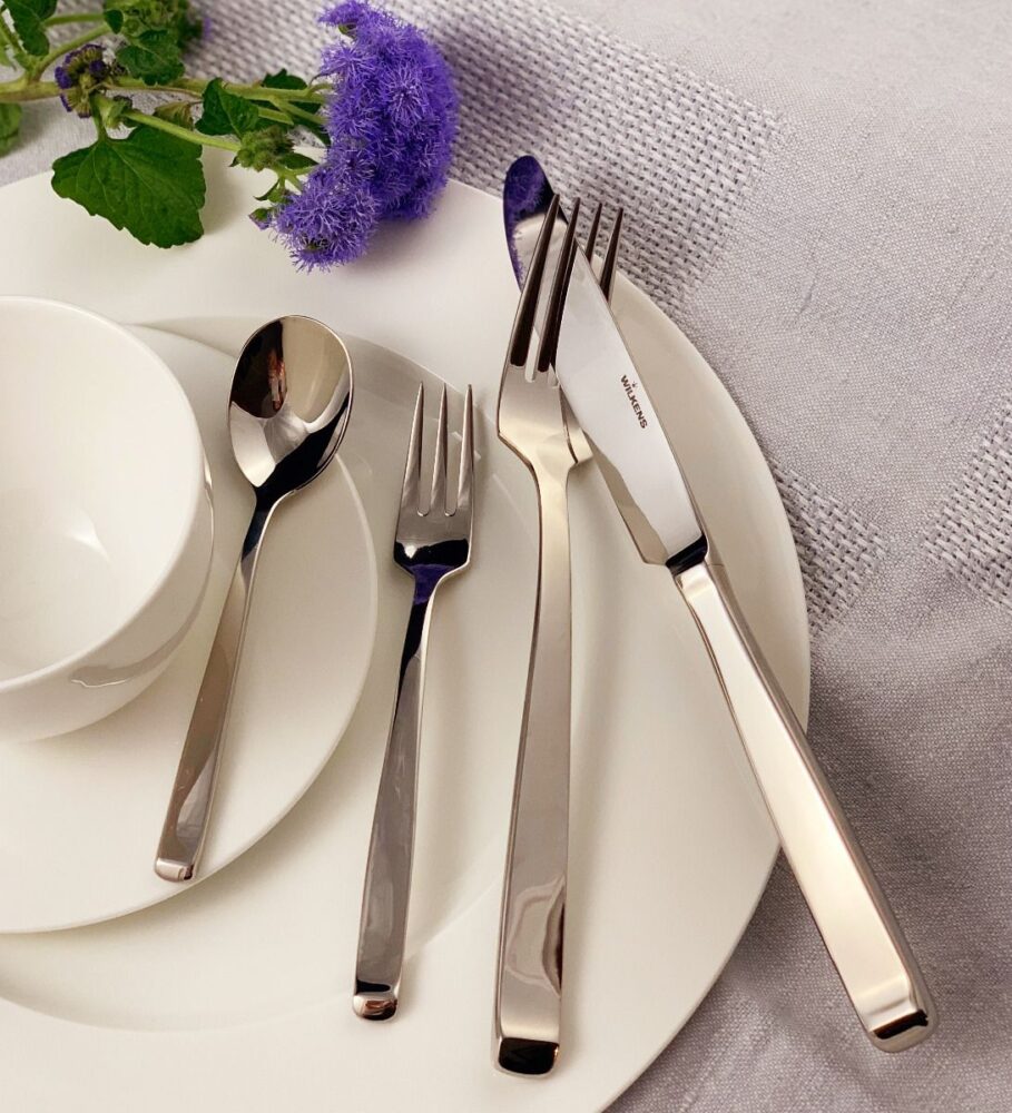 Cucharita de plata en un platillo