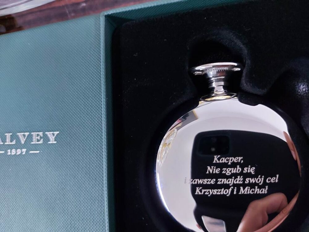 dónde hacer un grabado en una brújula scaled