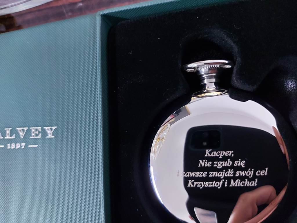 dónde hacer un grabado en una brújula scaled