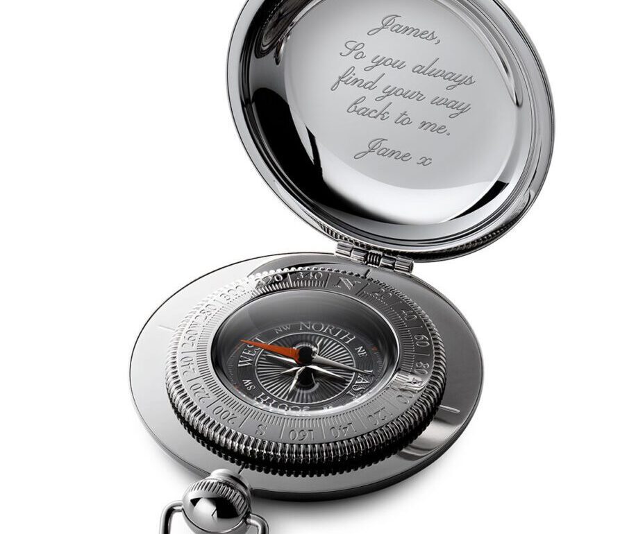 ¿Cómo es una brújula con grabado?