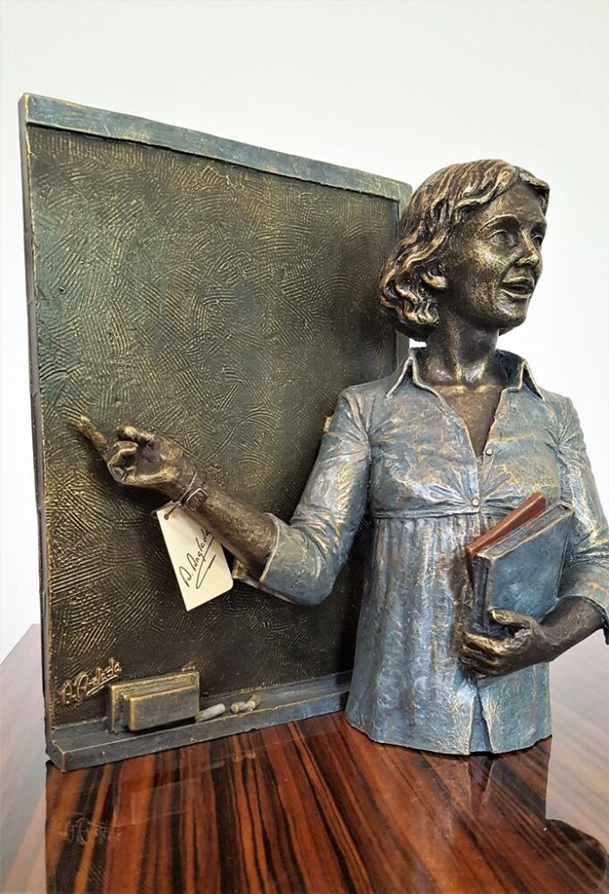 escultura de una profesora tienda