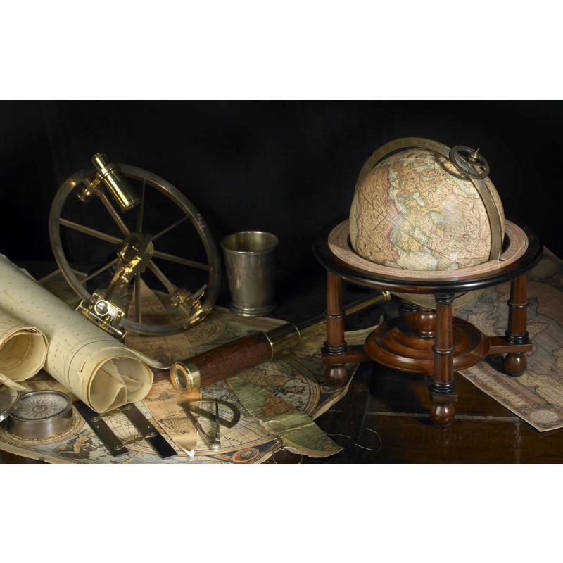 Globo con Instrumentos Cartográficos