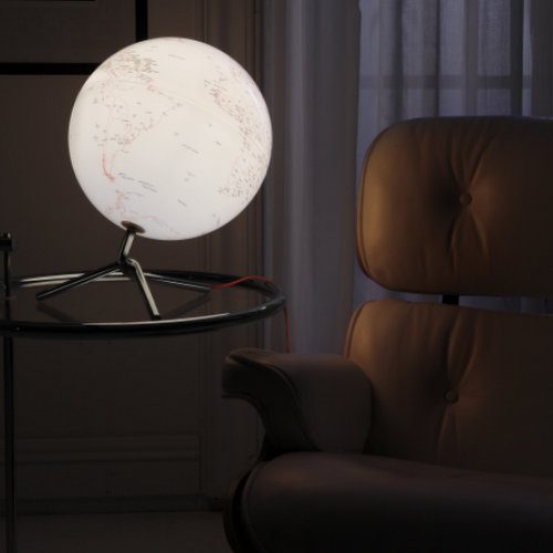 dormitorios elegantes y globos terráqueos