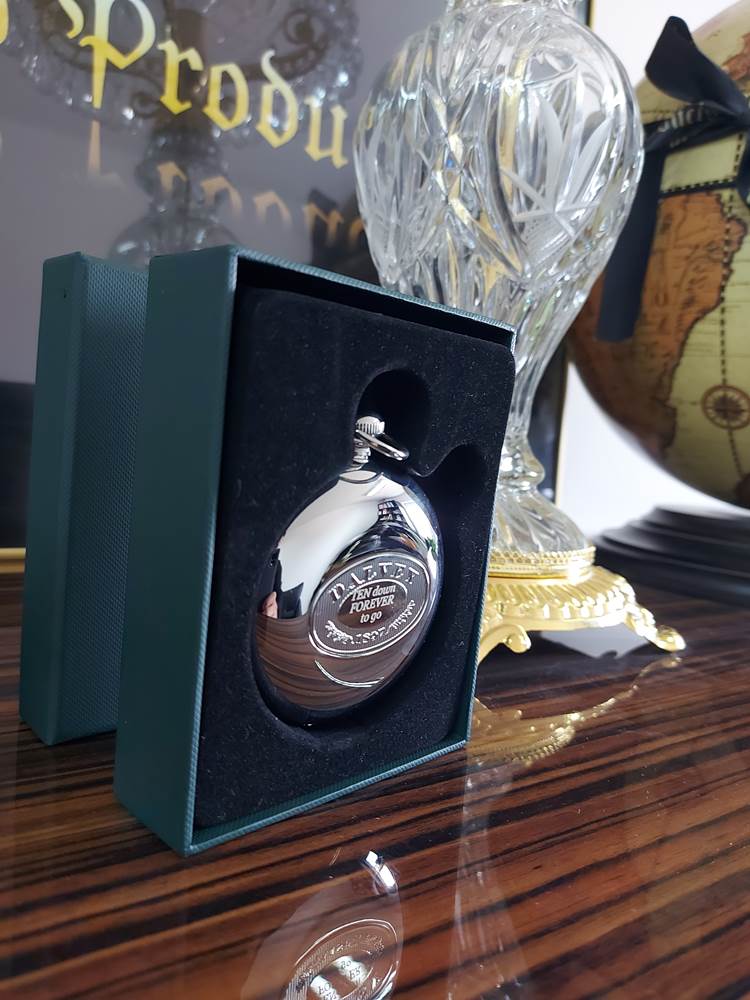 grabado en la brújula de regalo