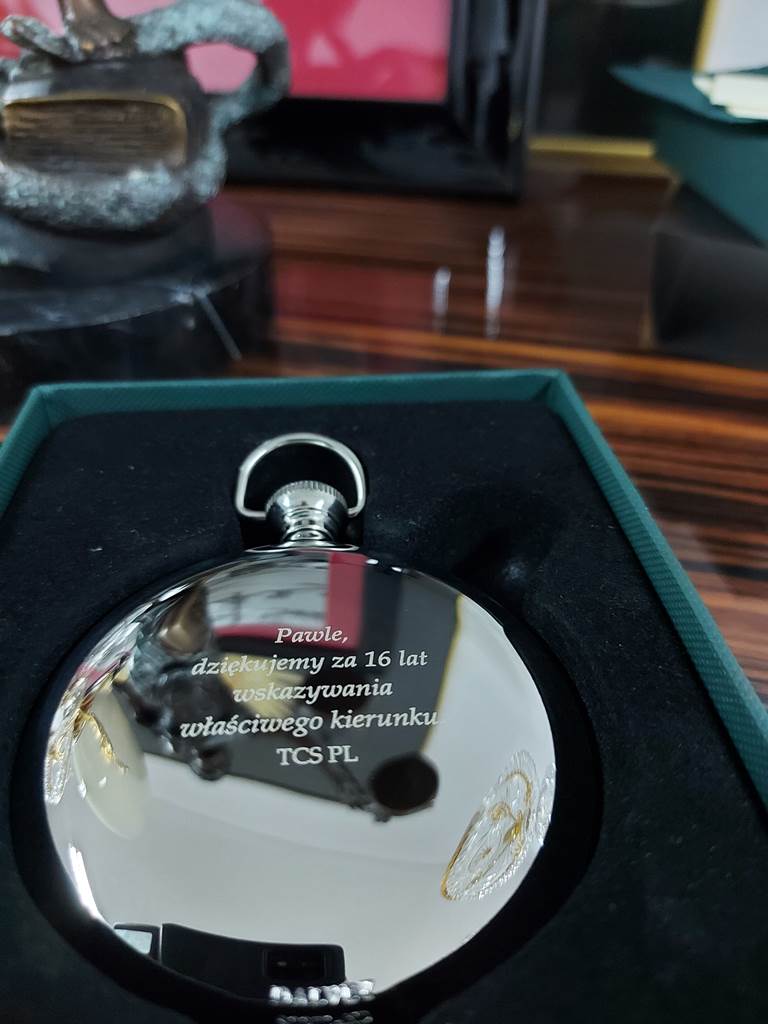 grabado en la brújula escalado