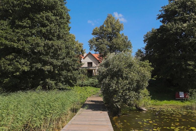 hermosa villa junto al lago en venta