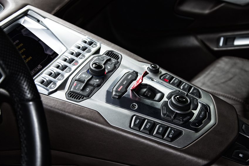 coches de lujo y hombres