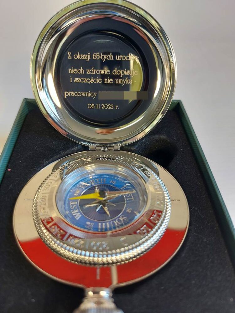 brújula para regalo corporativo escalada