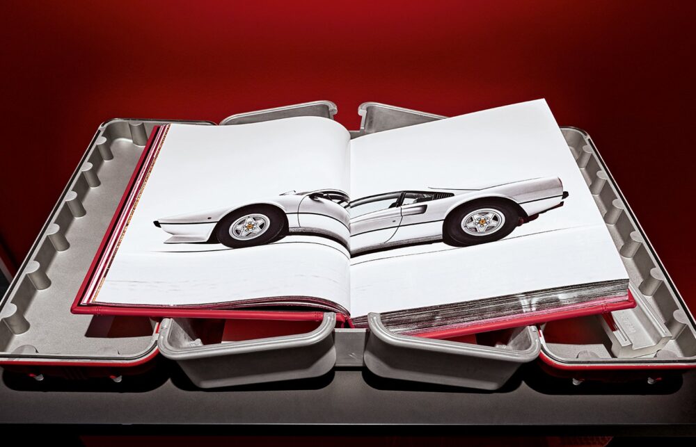 libro rojo de edición limitada sobre Ferrari