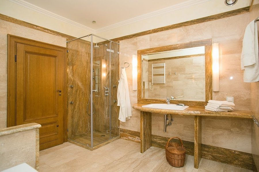 lujosa propiedad junto al lago con línea de costa