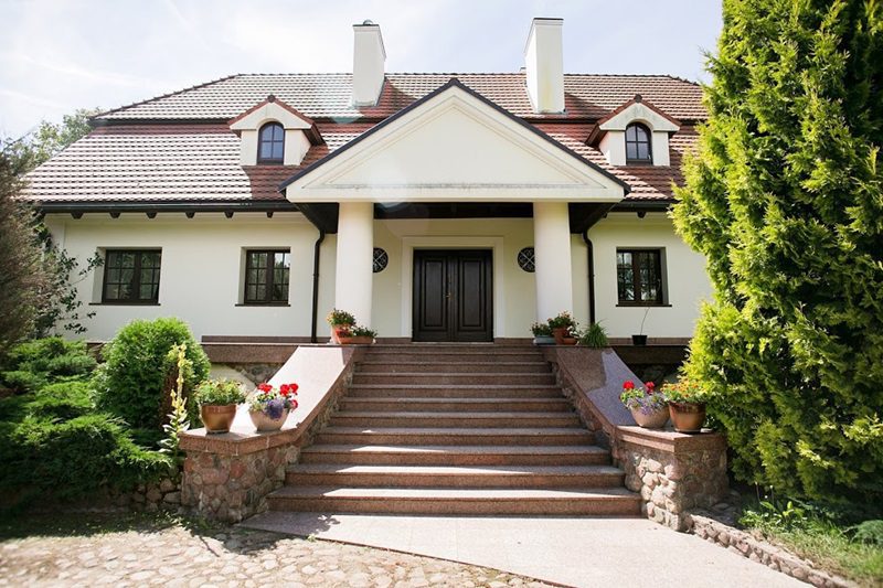 Luksusowy dworek nad jeziorem z linią brzegową exclusiva mansión junto al lago con línea de costa