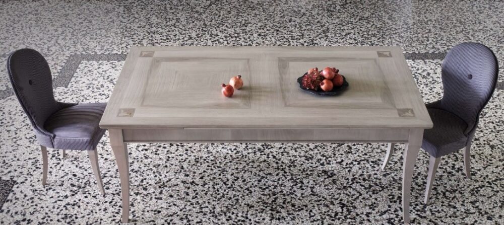 mesa clásica hecha de madera maciza