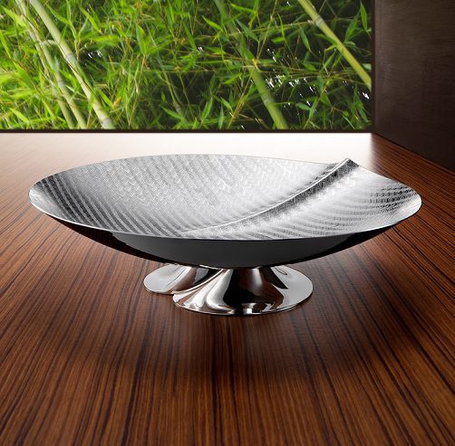 una fuente elegante para una mesa sofisticada