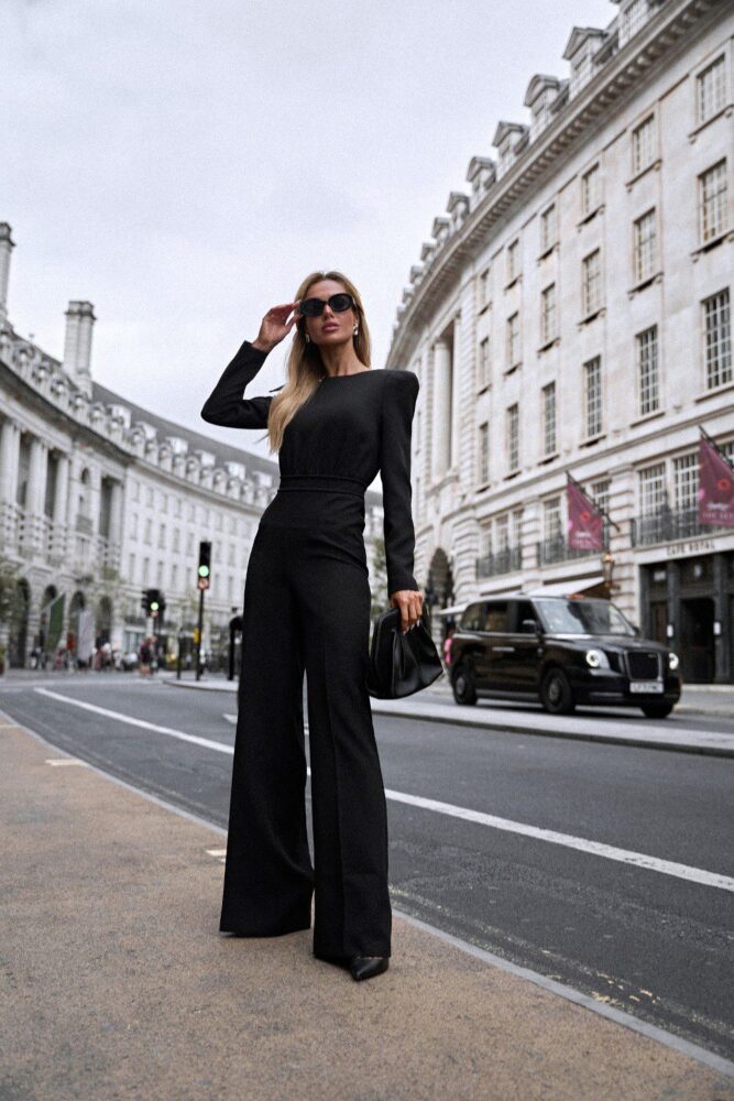 Mono elegante para mujer