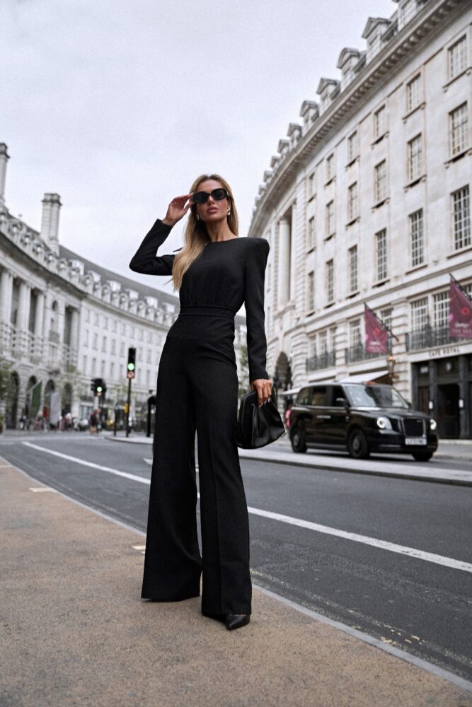 Mono elegante para mujer