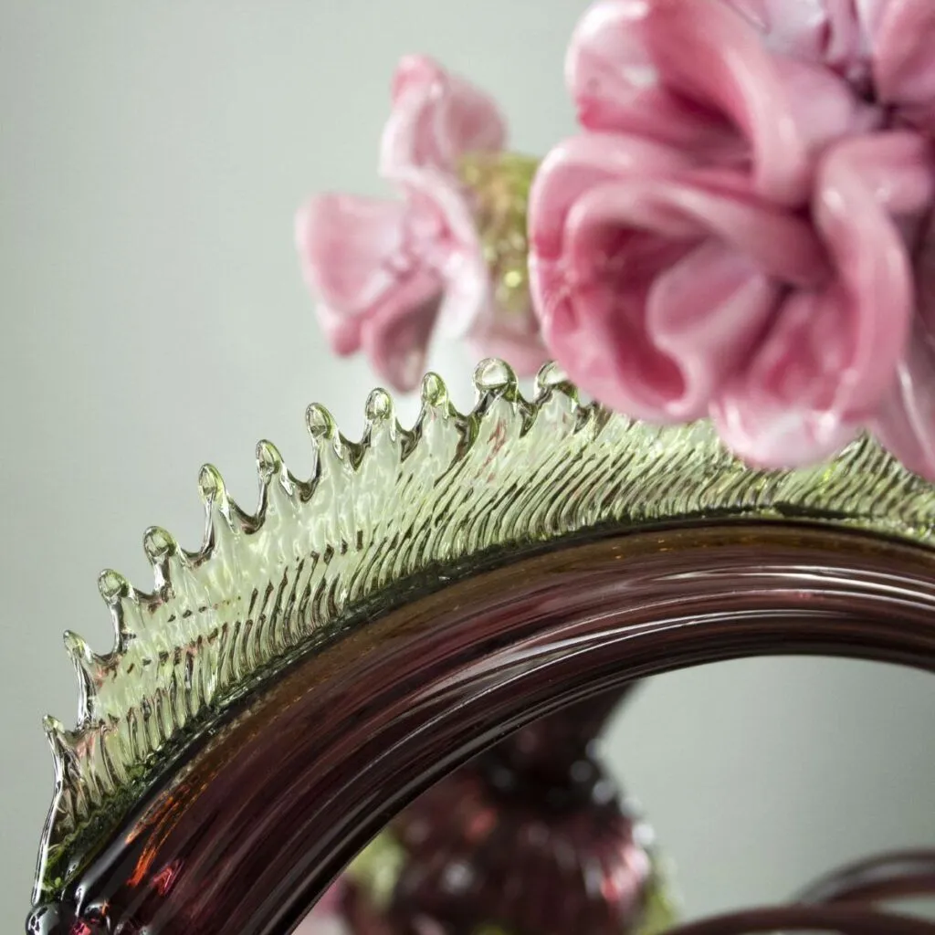 Detalles multiformes en la lámpara de araña Murano