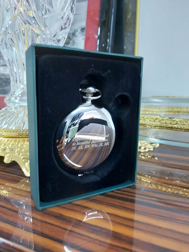 qué grabado en la brújula escalado