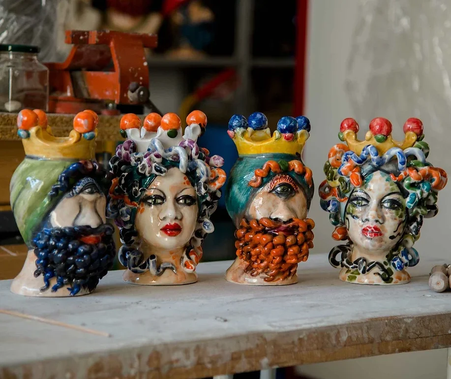 ¿Qué Significan las Cabezas en Sicilia?