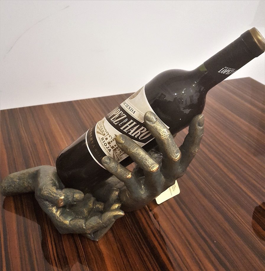 escultura de mano para vino