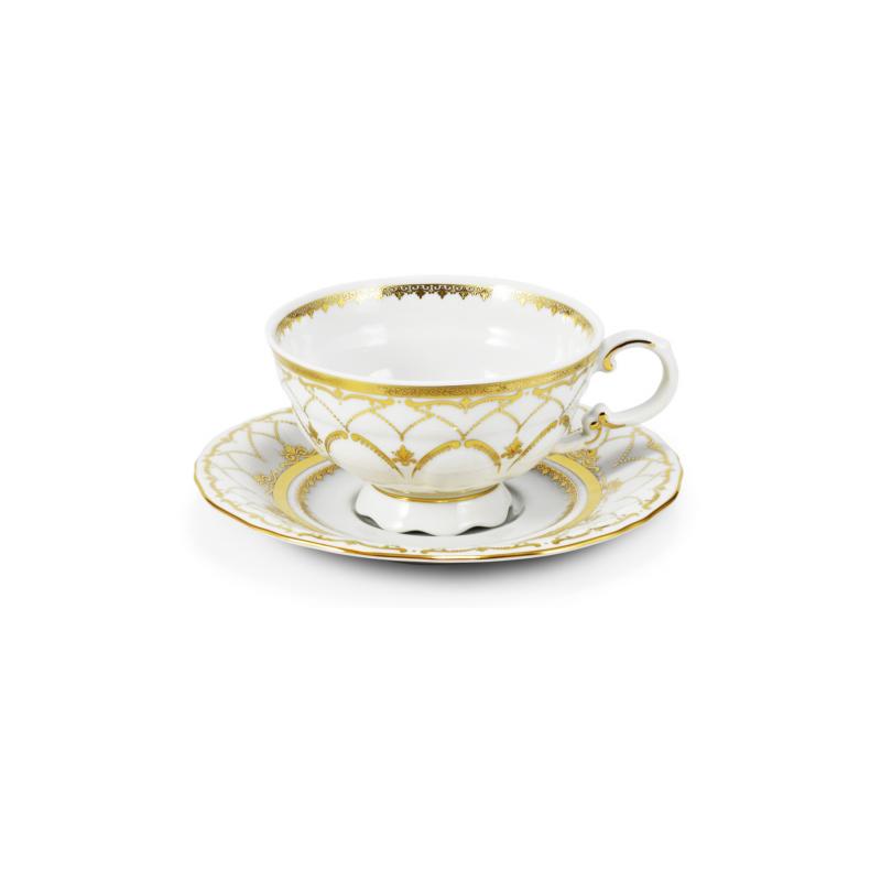 Servir café y té en una taza