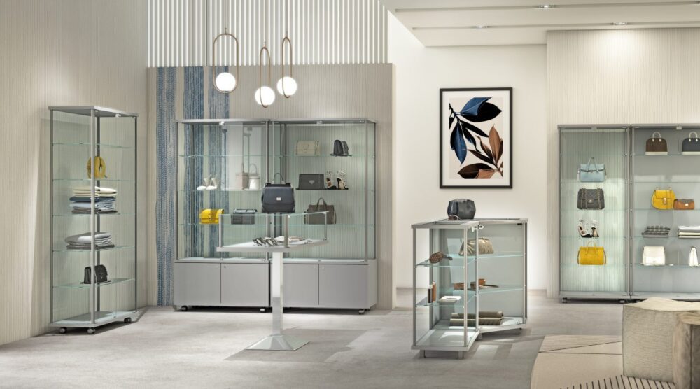 La vitrina de cristal resalta el encanto de los productos